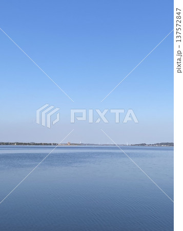 鉾田市みのわ水鳥公園の、美しい涸沼と透き通るような青い空 鉾田市みのわ水鳥公園の、美しい涸沼と透き通るような青い空 137572847
