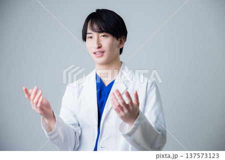 白衣を着た若い男性　 137573123