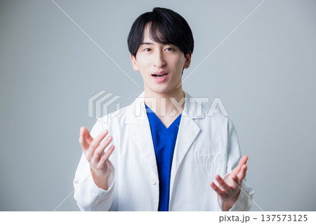 白衣を着た若い男性　 137573125