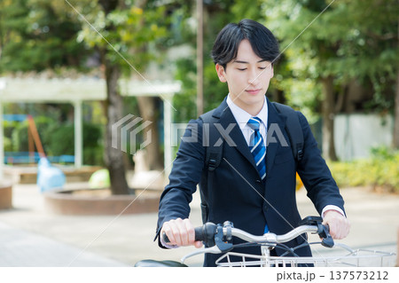自転車を押して歩くビジネスマン 137573212