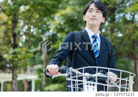 自転車を押して歩くビジネスマン 自転車を押して歩くビジネスマン 137573215