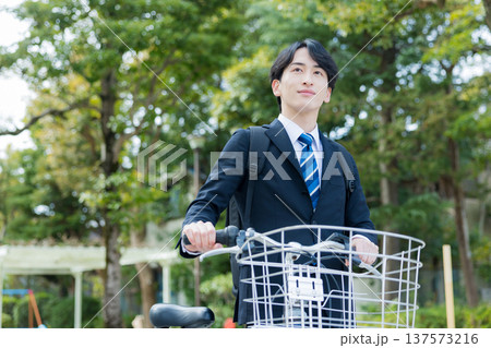 自転車を押して歩くビジネスマン 自転車を押して歩くビジネスマン 137573216