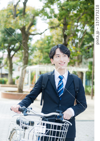 自転車を押して歩くビジネスマン 137573218