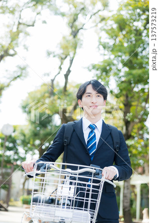 自転車を押して歩くビジネスマン 自転車を押して歩くビジネスマン 137573219