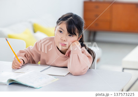 自宅学習する小学生の女の子　 137573225