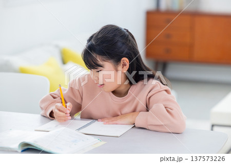 自宅学習する小学生の女の子　 137573226