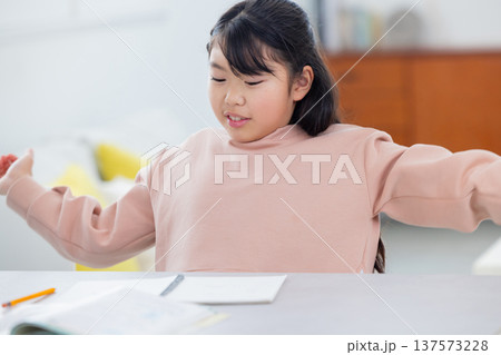 自宅学習する小学生の女の子　 137573228