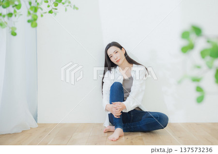 白いシャツの女性 137573236