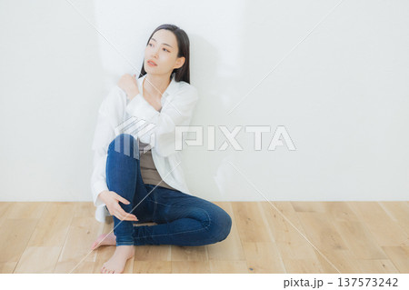 白いシャツの女性 137573242