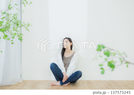 白いシャツの女性 白いシャツの女性 137573245