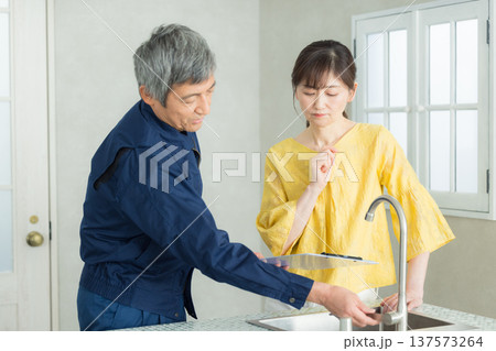 水回りの説明をする作業服の男性 水回りの説明をする作業服の男性 137573264