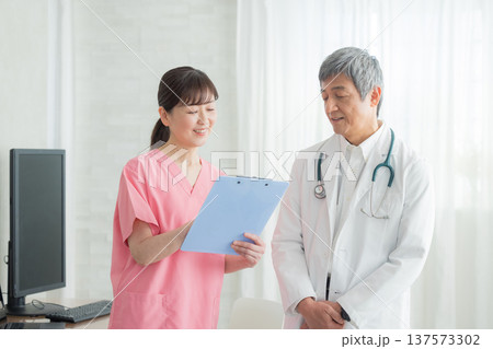 医師と看護師 137573302