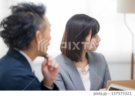 ミーティングするビジネスマン 137573321