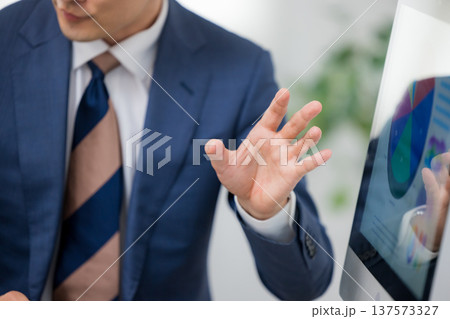 ミーティングするビジネスマン ミーティングするビジネスマン 137573327