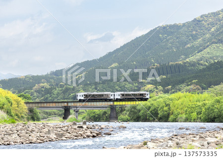 宮崎県日南市北郷町の広渡川の新緑を走る日南線キハ40 137573335