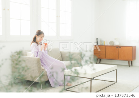 リビングで紅茶を飲む女性 リビングで紅茶を飲む女性 137573346