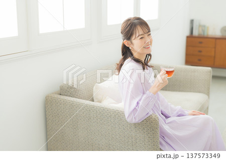 リビングで紅茶を飲む女性 137573349