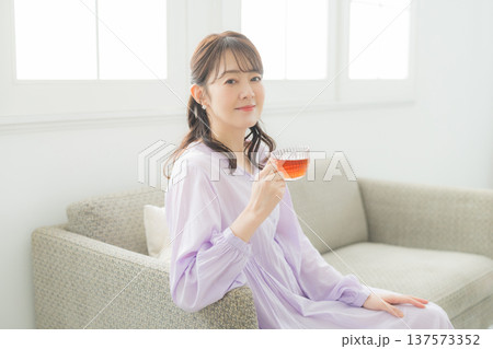 リビングで紅茶を飲む女性 リビングで紅茶を飲む女性 137573352