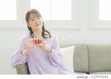 リビングで紅茶を飲む女性 リビングで紅茶を飲む女性 137573353