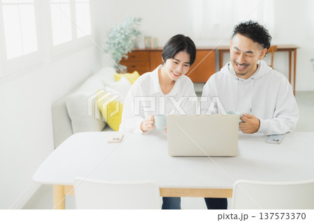 自宅でパソコンを見る女性 137573370