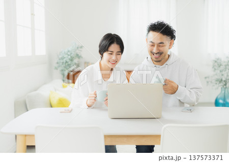 自宅でパソコンを見る女性 137573371