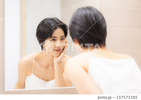 若い女性のスキンケア 若い女性のスキンケア 137573385