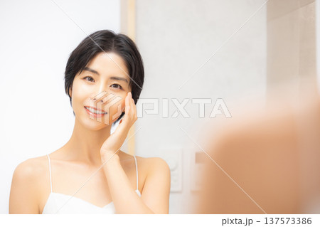 若い女性のスキンケア 若い女性のスキンケア 137573386
