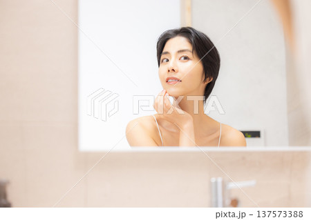 若い女性のスキンケア 若い女性のスキンケア 137573388