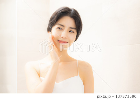 若い女性のスキンケア 若い女性のスキンケア 137573390