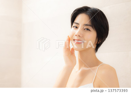 若い女性のスキンケア 若い女性のスキンケア 137573393