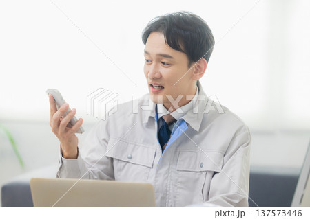 会社でクレーム対応する作業着の男性 137573446