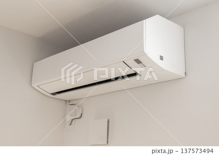 典型的なエアコン typical no-brand home air conditioner 典型的なエアコン typical no-brand home air conditioner 137573494