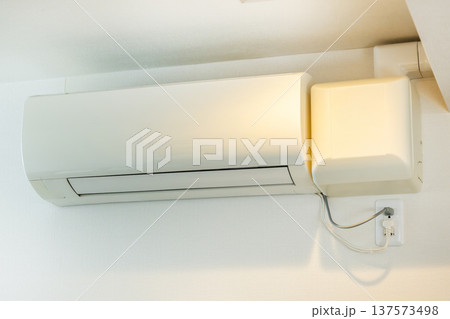 典型的なエアコン　typical no-brand home air conditioner 137573498