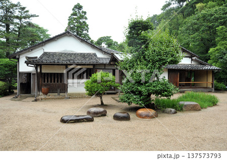松江市　塩見縄手の武家屋敷 137573793