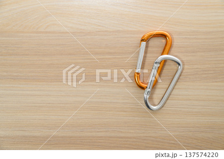 木目テーブルに置かれたカラビナ2色 137574220