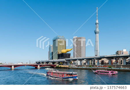 隅田川を行き交う遊覧船と屋形船 137574663