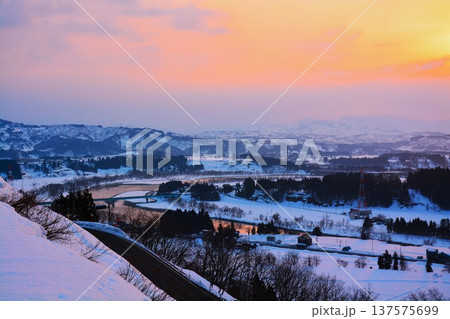 朝焼けの雪峠から大河信濃川雪景色展望 137575699