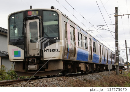 JR東日本HB-E210系ハイブリッド気動車 137575970