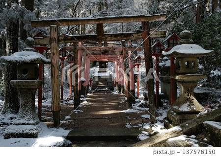 雪の参道に並ぶ鳥居と冬の神社風景 雪の参道に並ぶ鳥居と冬の神社風景 137576150