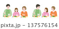 食事をする家族 137576154