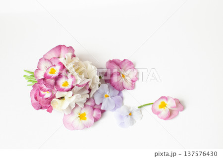 ピンク系のすみれのブーケ 137576430