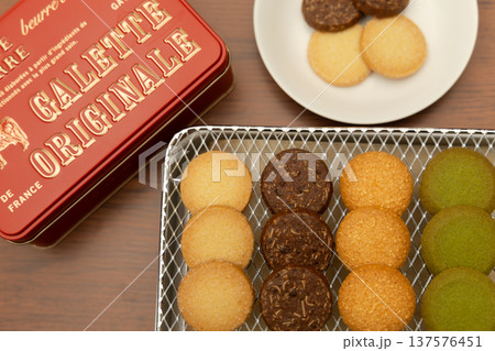 クッキーとクッキー缶 横6 137576451