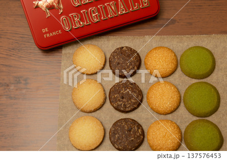 クッキーとクッキー缶 横3 クッキーとクッキー缶 横3 137576453