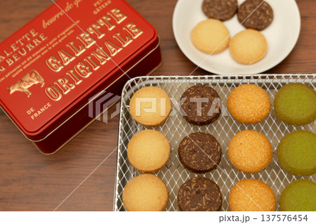 クッキーとクッキー缶 横2 137576454