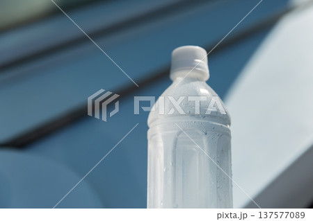 水滴がついた清涼感のある冷たいミネラルウォーターのペットボトル 熱中症対策 水分補給イメージ 水滴がついた清涼感のある冷たいミネラルウォーターのペットボトル 熱中症対策 水分補給イメージ 137577089