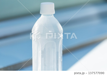 水滴がついた清涼感のある冷たいミネラルウォーターのペットボトル 熱中症対策 水分補給イメージ 水滴がついた清涼感のある冷たいミネラルウォーターのペットボトル 熱中症対策 水分補給イメージ 137577090