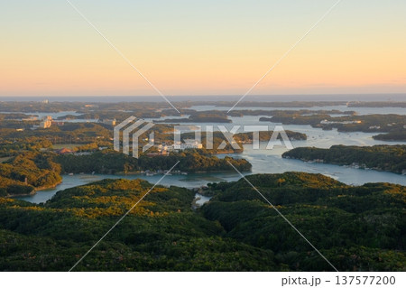 横山展望台から望む夕暮れの英虞湾と多島海の風景 137577200