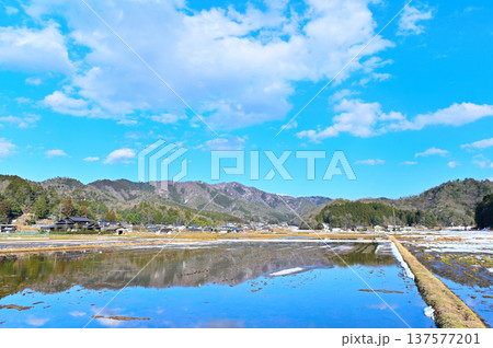 青空が広がる春先の里山風景 137577201