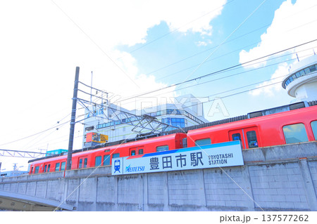 愛知県豊田市、名鉄豊田市駅に停車する電車の風景 137577262