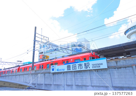 愛知県豊田市、名鉄豊田市駅に停車する電車の風景 137577263